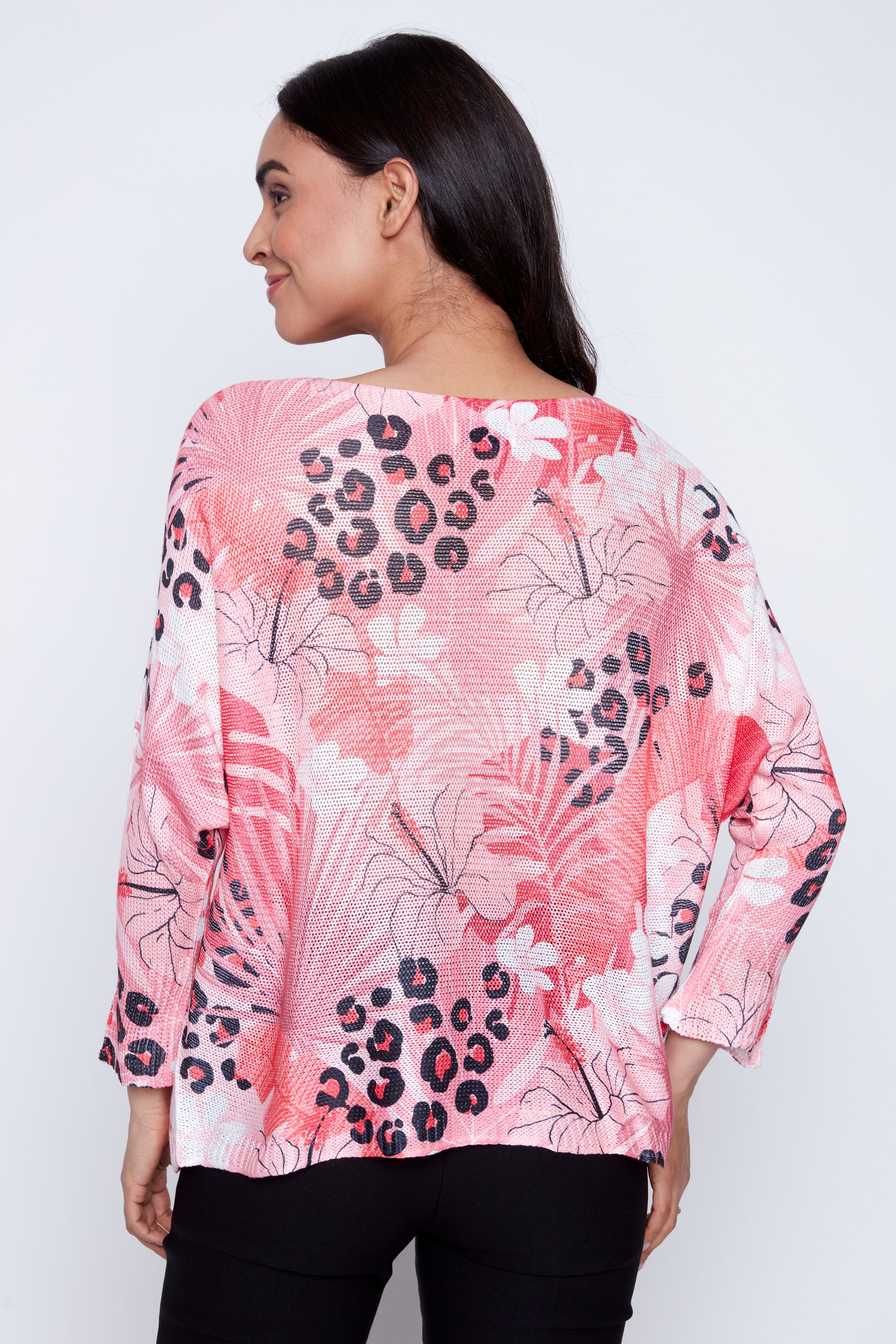 Le pull à imprimé tropical