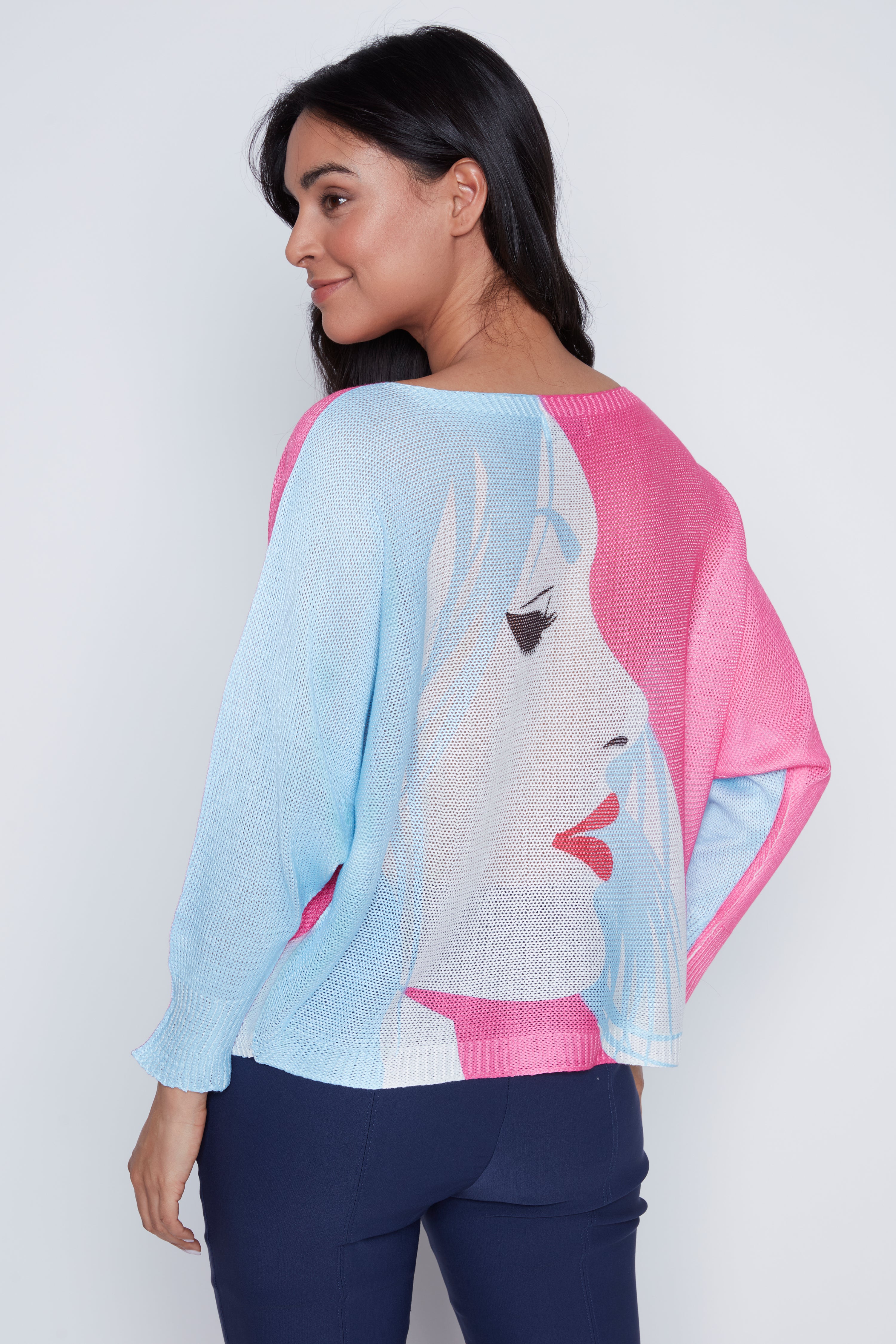 Le pull en tricot avec visage de fille