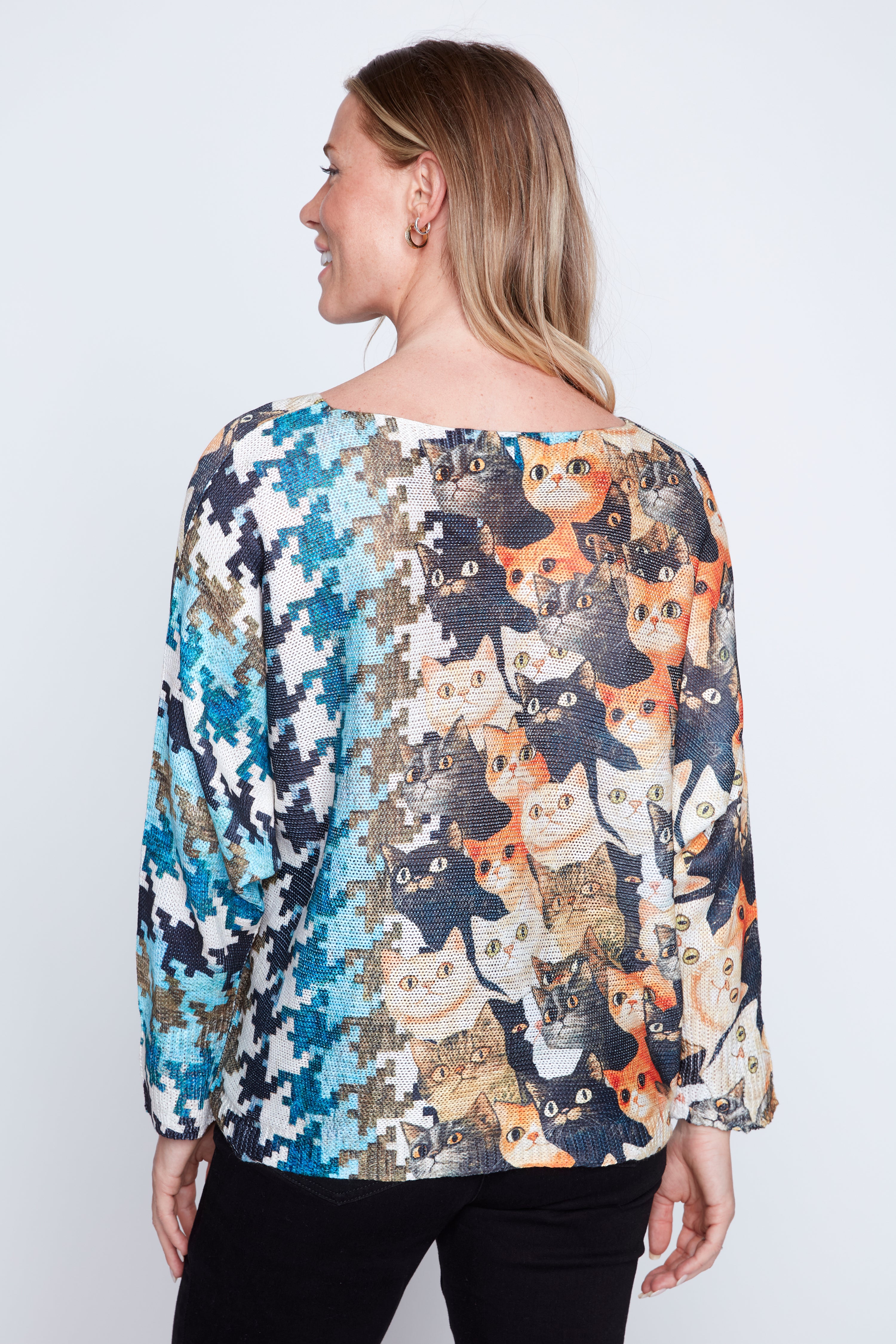 Le pull à imprimé chats