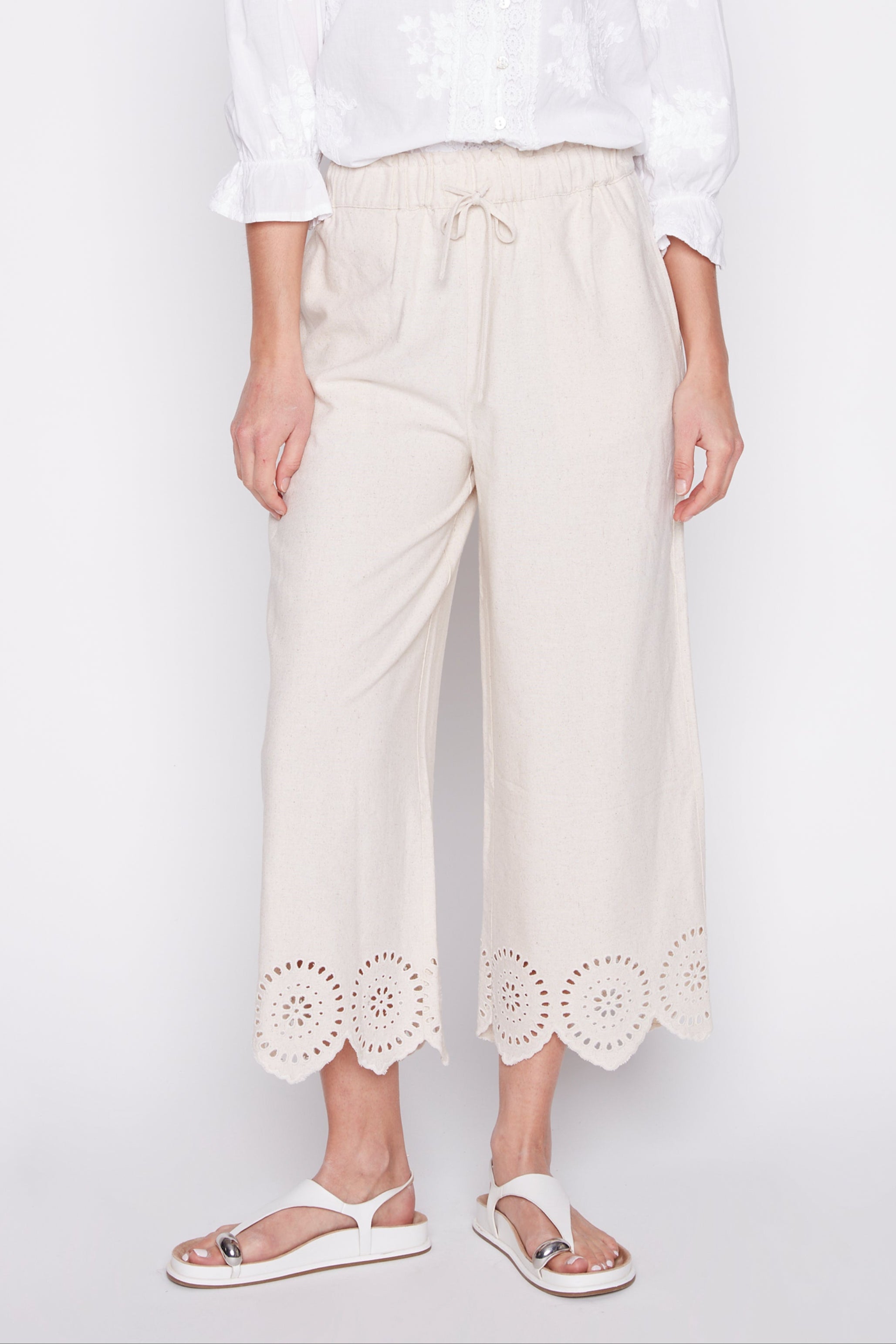 Eyelet hem capri