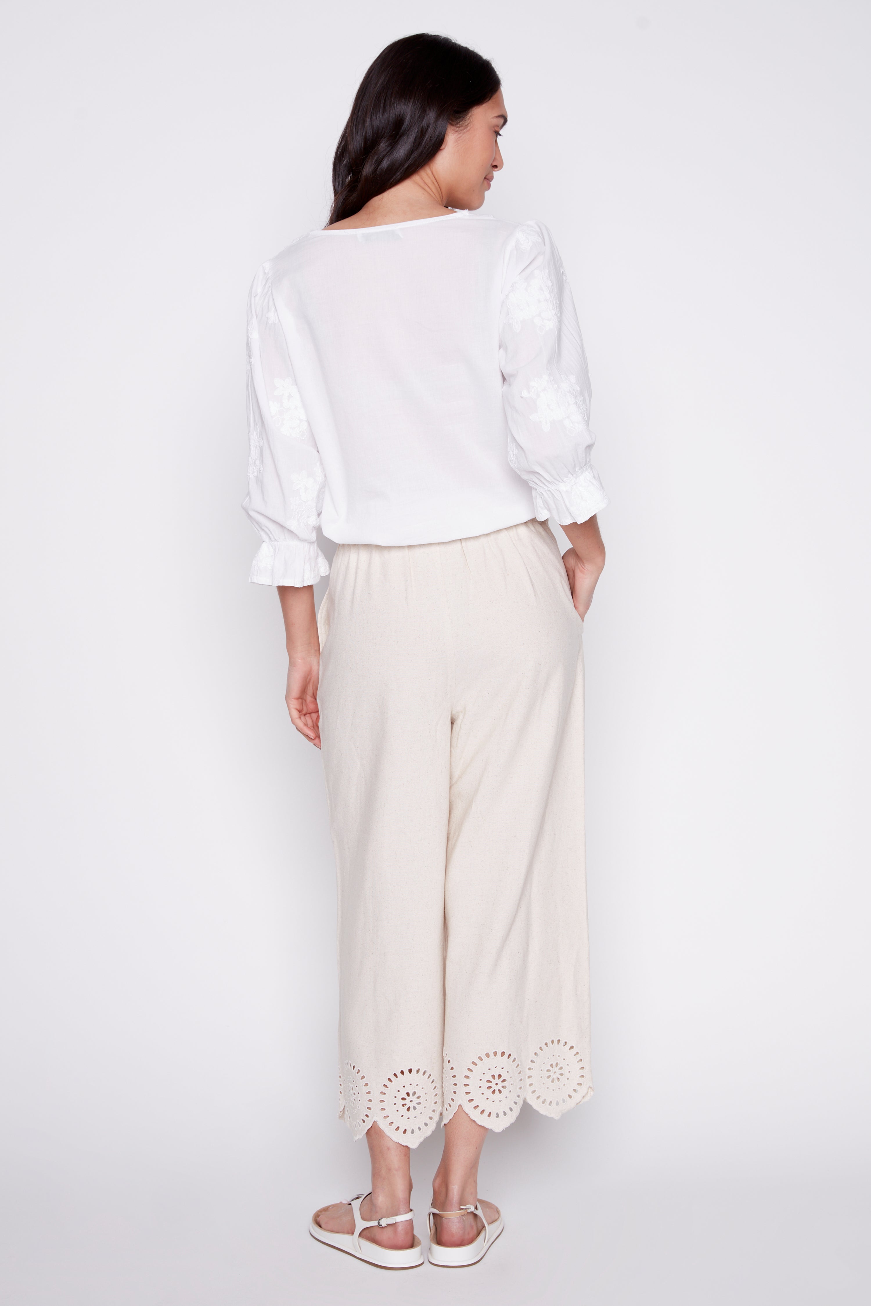 Eyelet hem capri