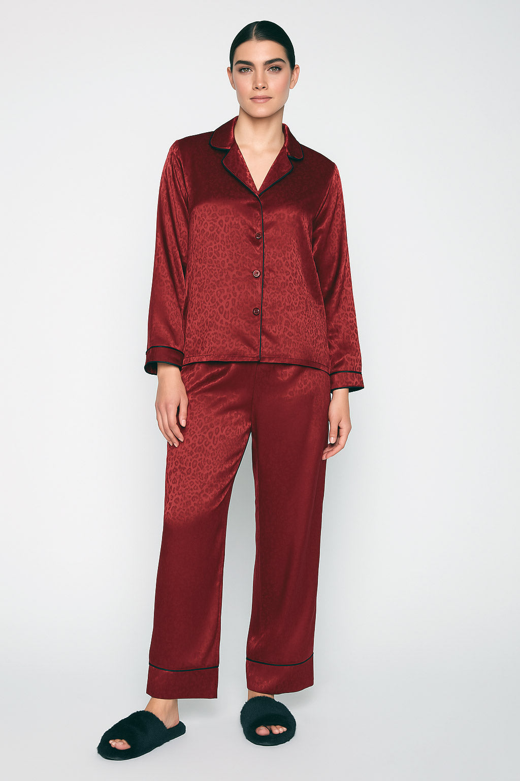 L'ensemble pyjama en satin à imprimé animalier