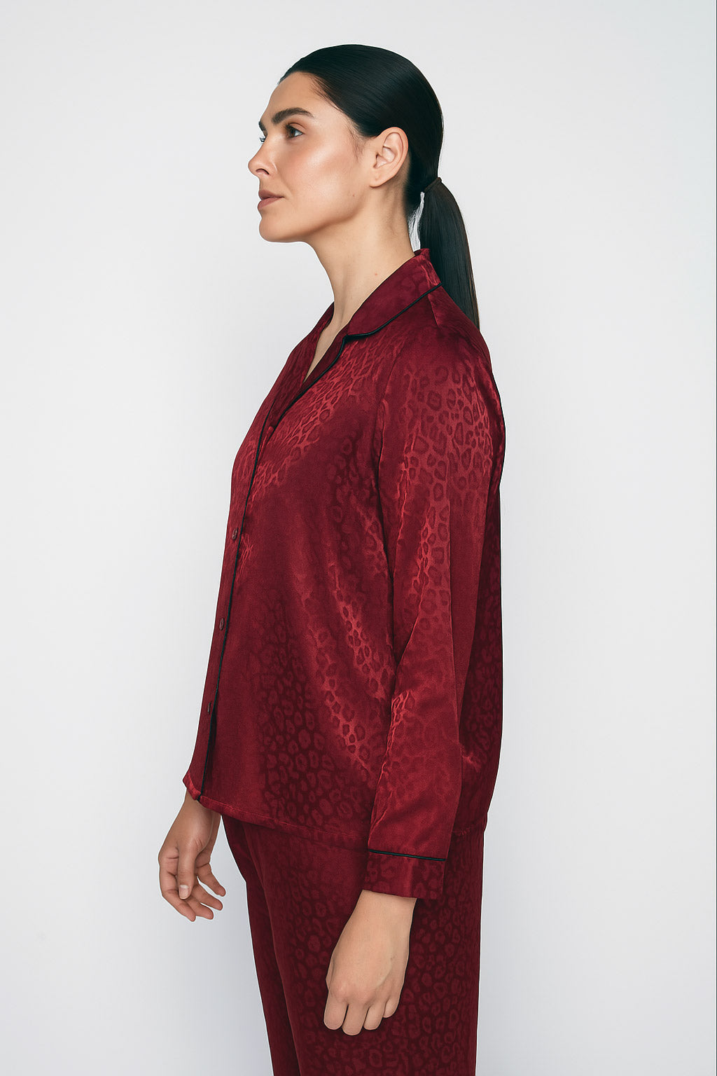 L'ensemble pyjama en satin à imprimé animalier