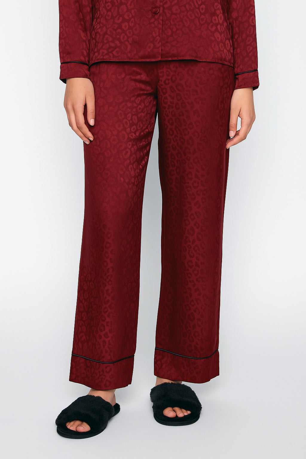 L'ensemble pyjama en satin à imprimé animalier