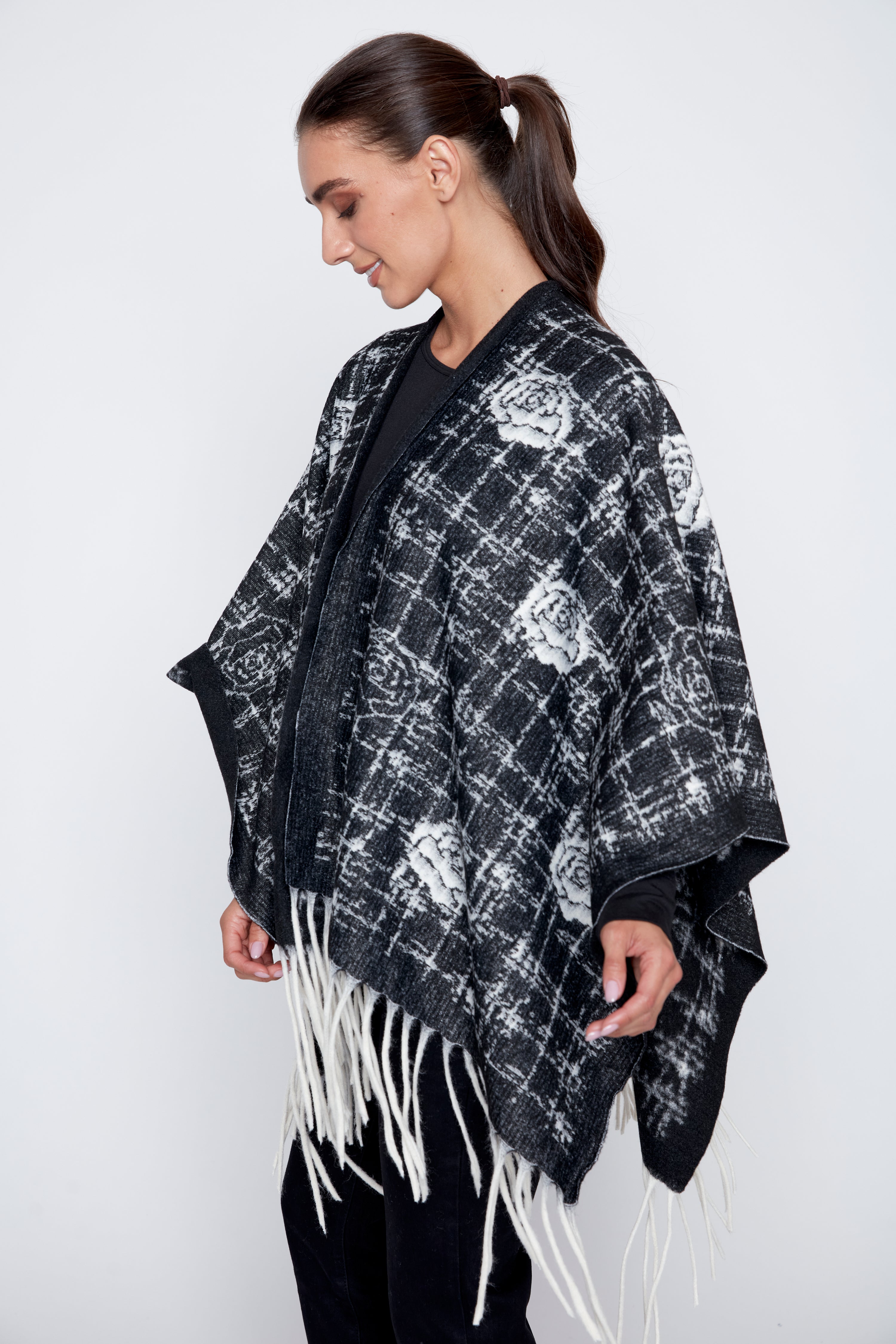 La cape à carreaux avec motif de roses