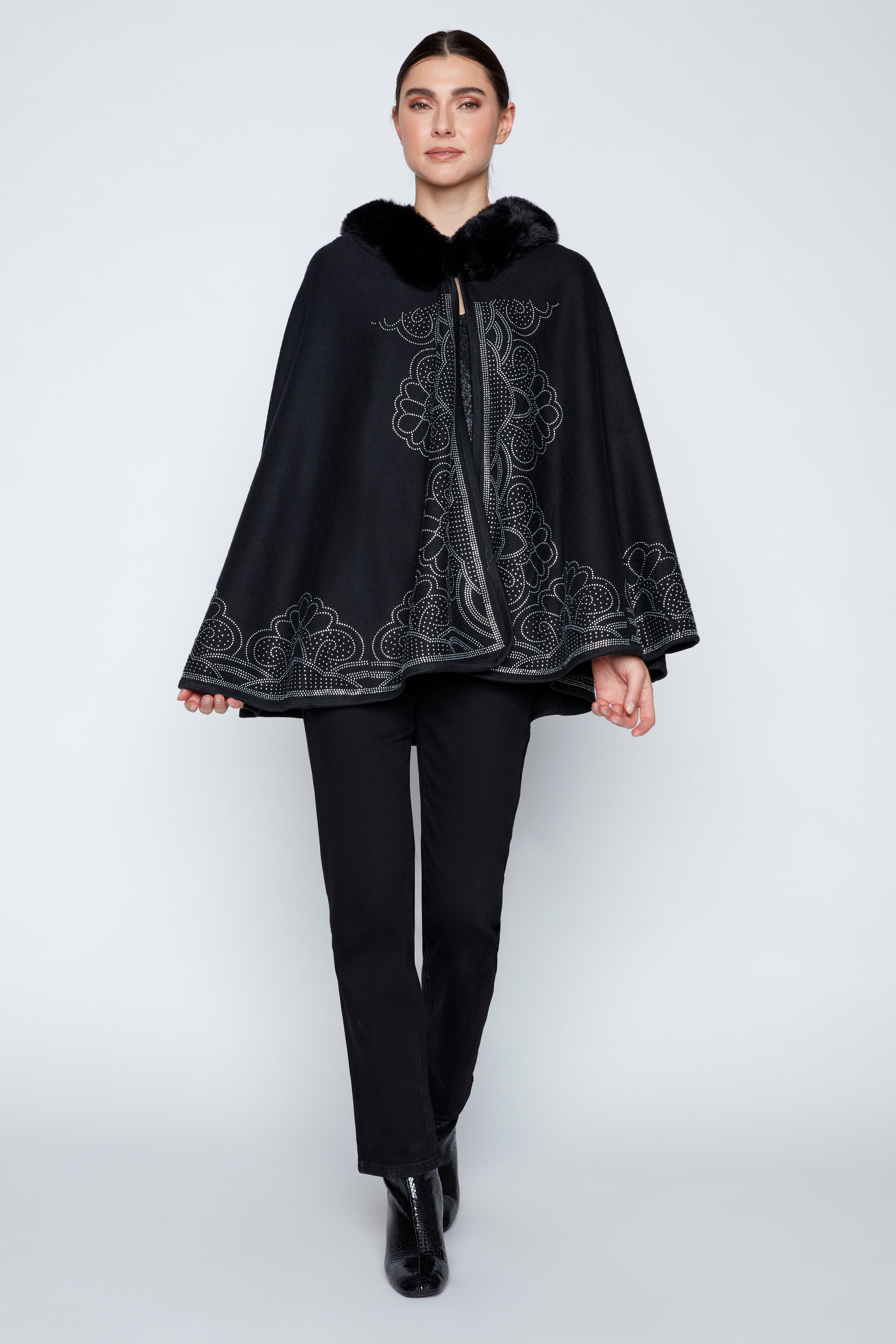 La cape à bordure brodée avec capuche bordée de fourrure