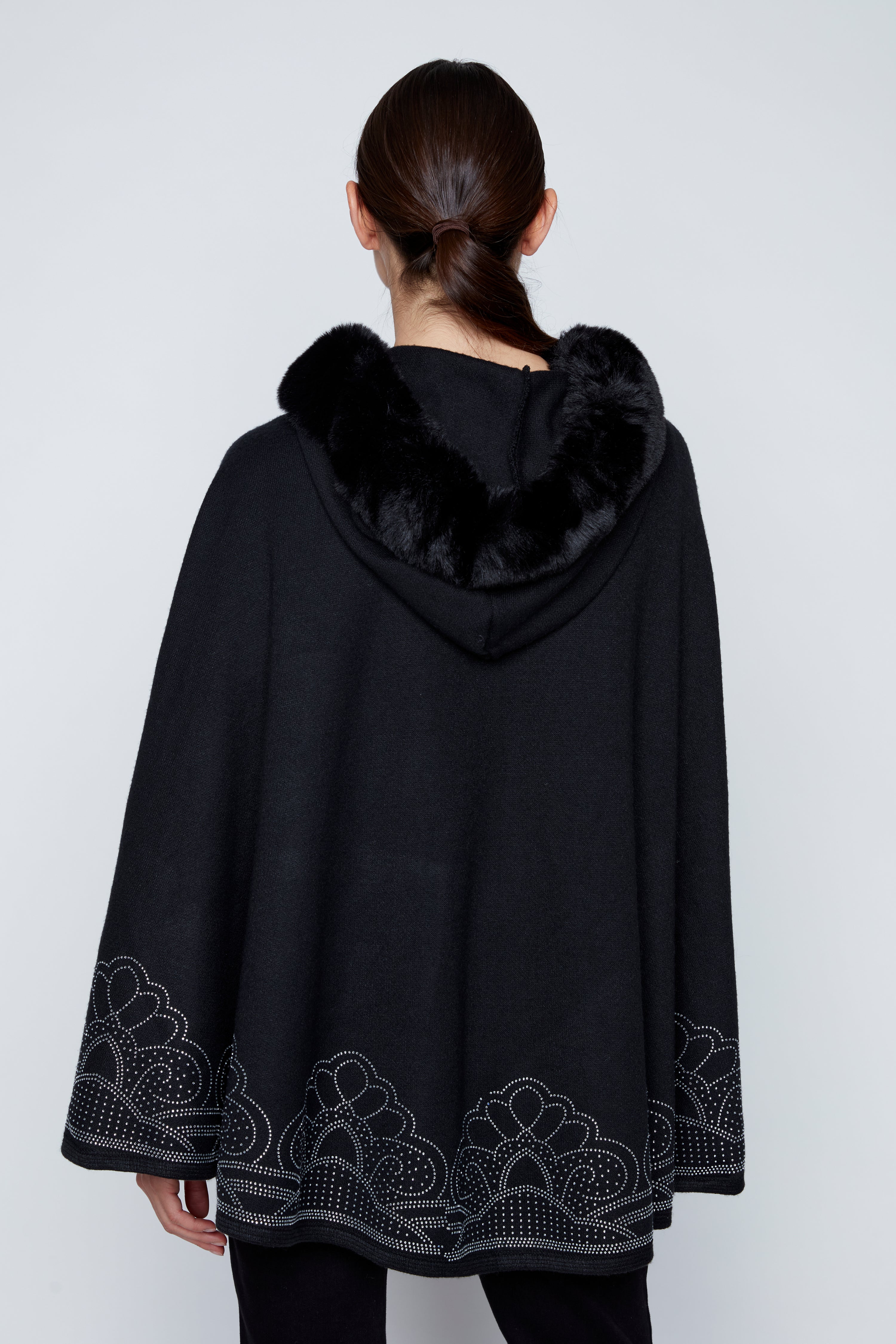 La cape à bordure brodée avec capuche bordée de fourrure