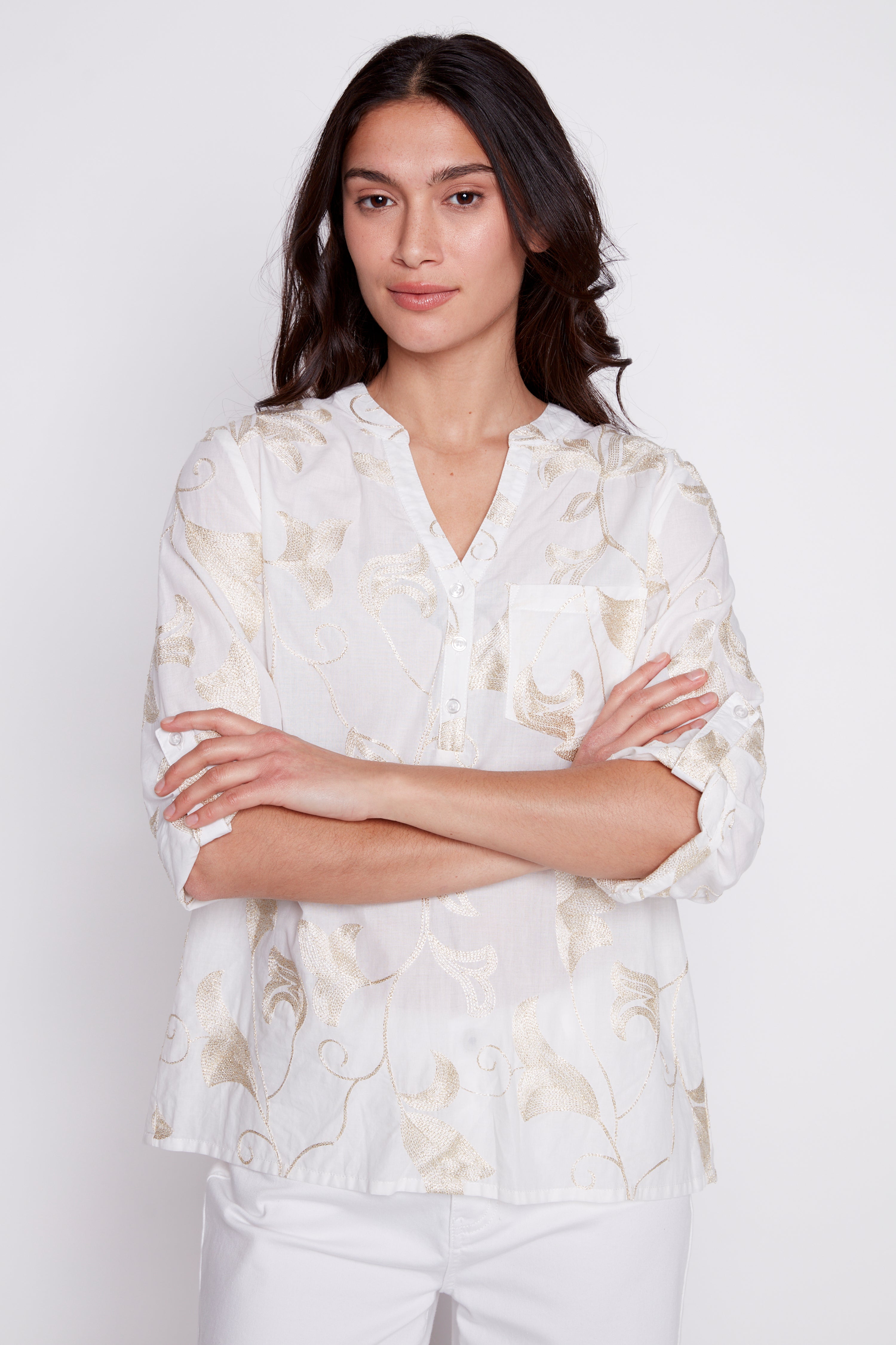 La blouse en coton avec broderies feuilles en lurex