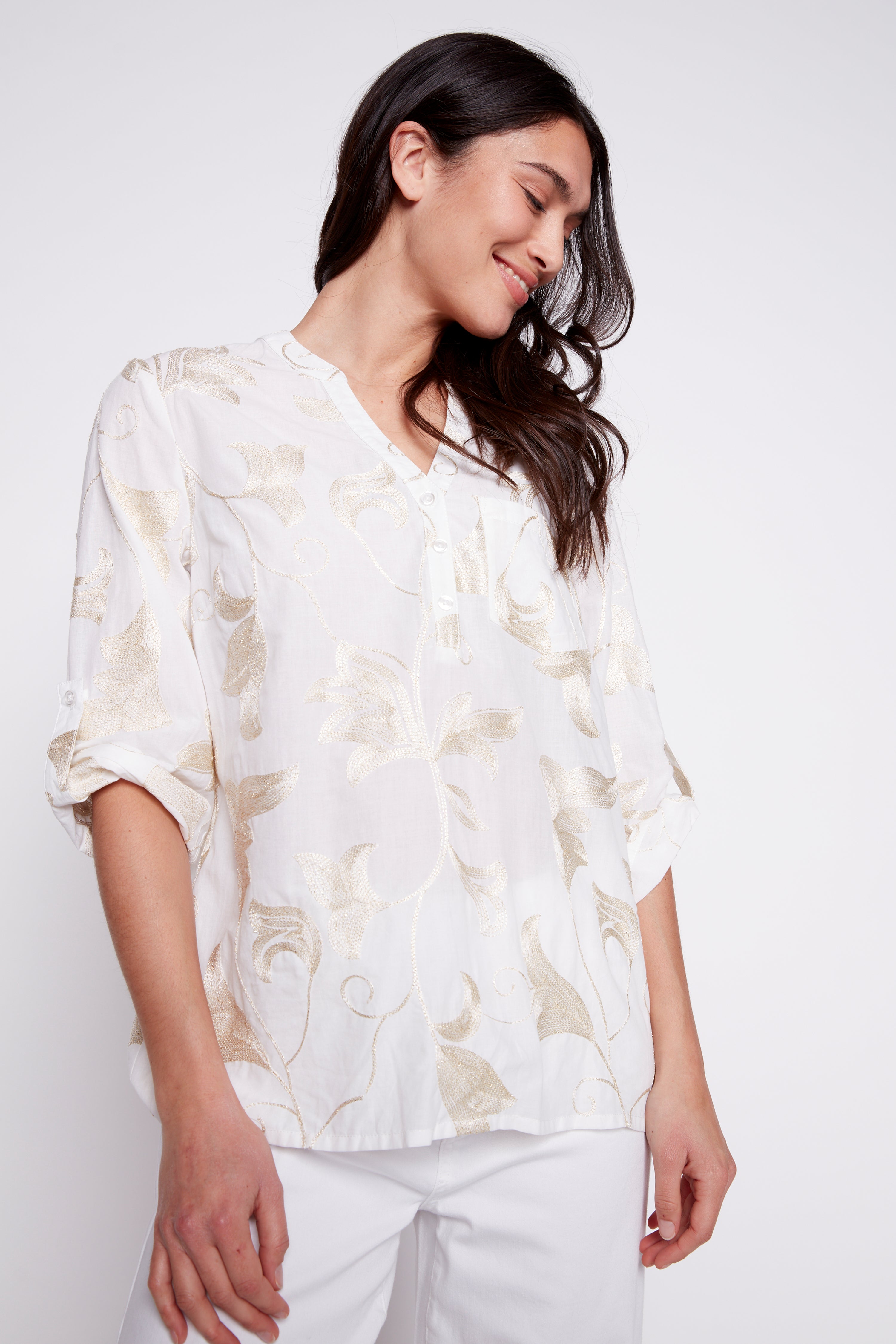 La blouse en coton avec broderies feuilles en lurex