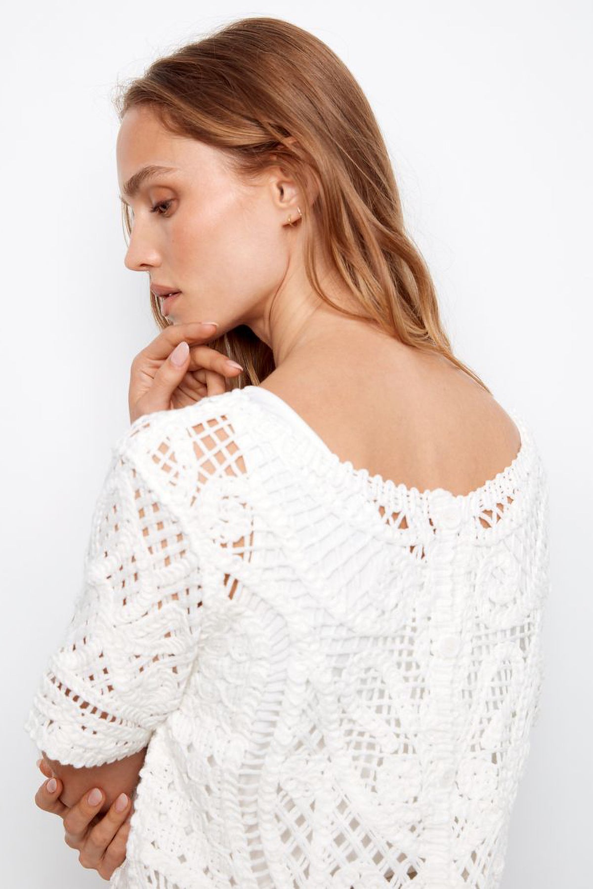 Le haut en crochet à boutons sur le devant