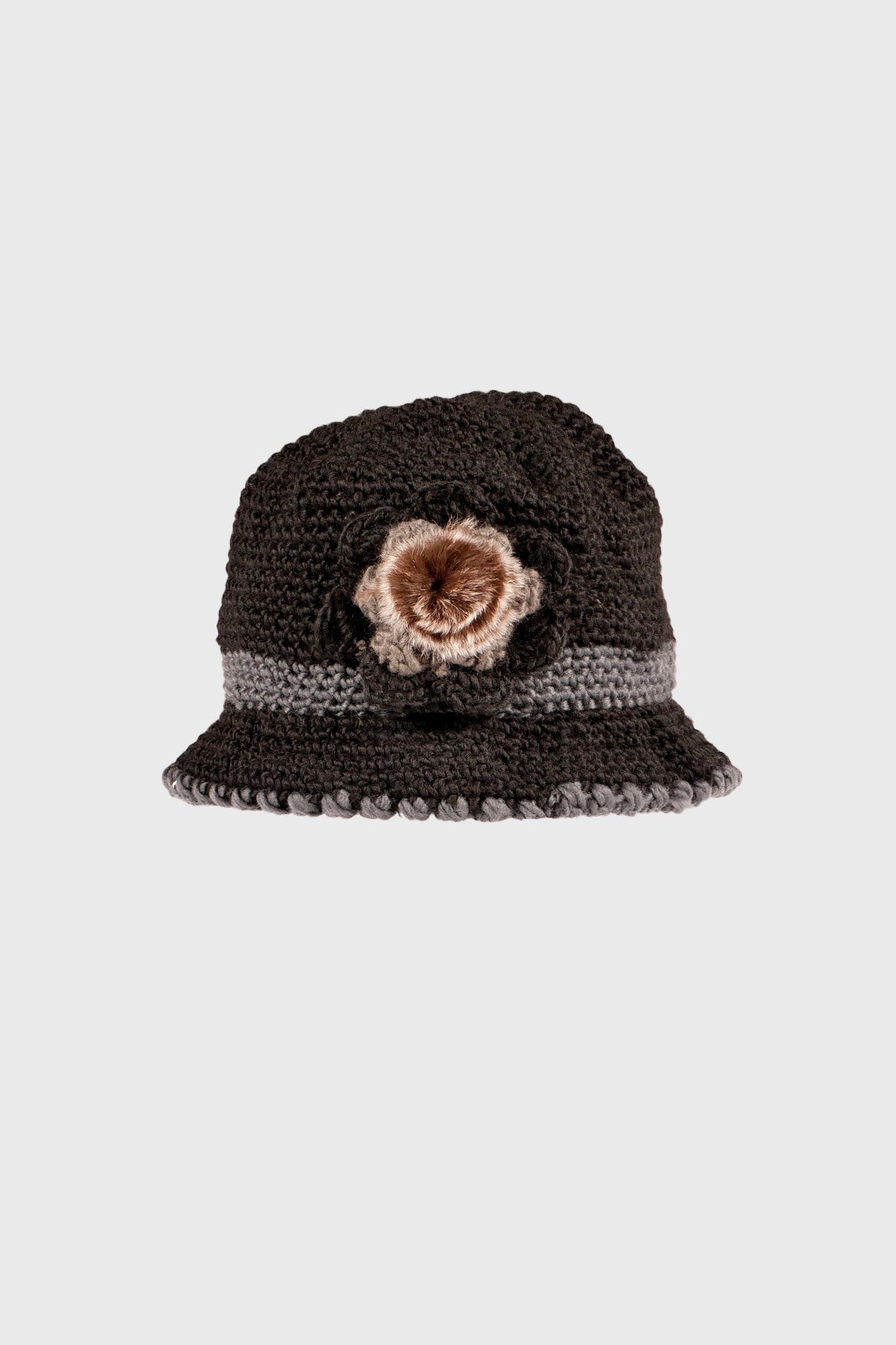 Le chapeau en tricot bicolore avec fleur sur le côté