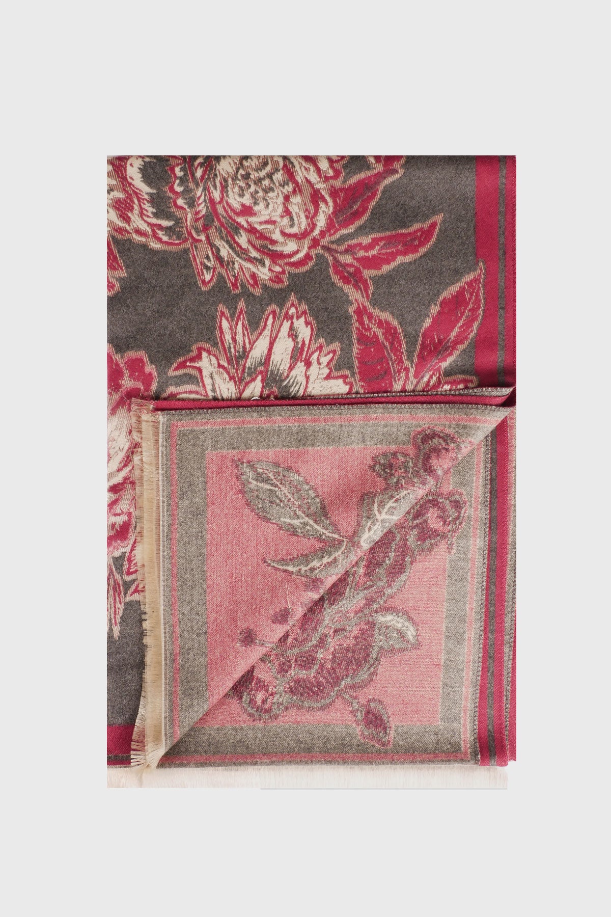 Le foulard à motifs floraux