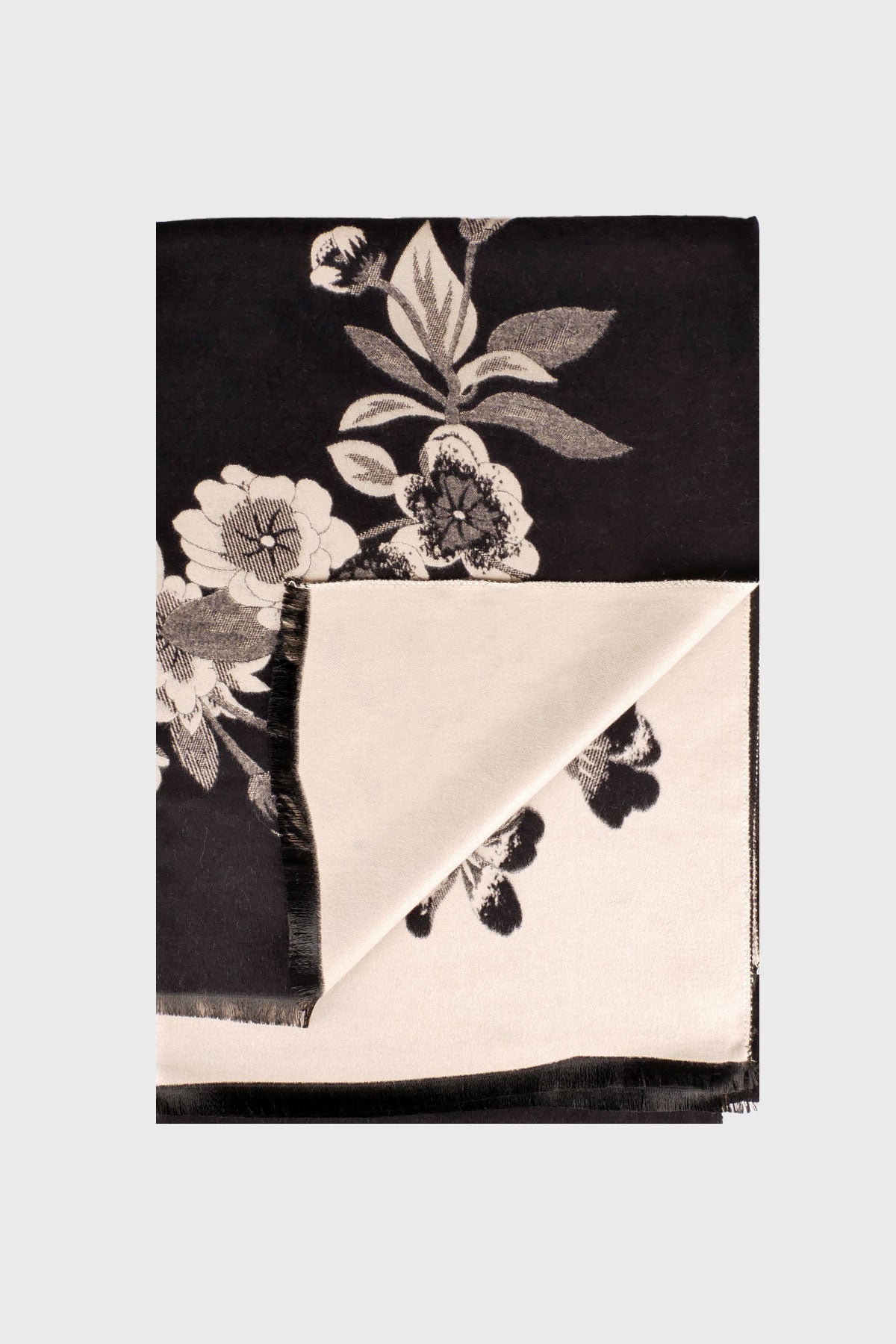 Le foulard à motif de bouquet de fleurs