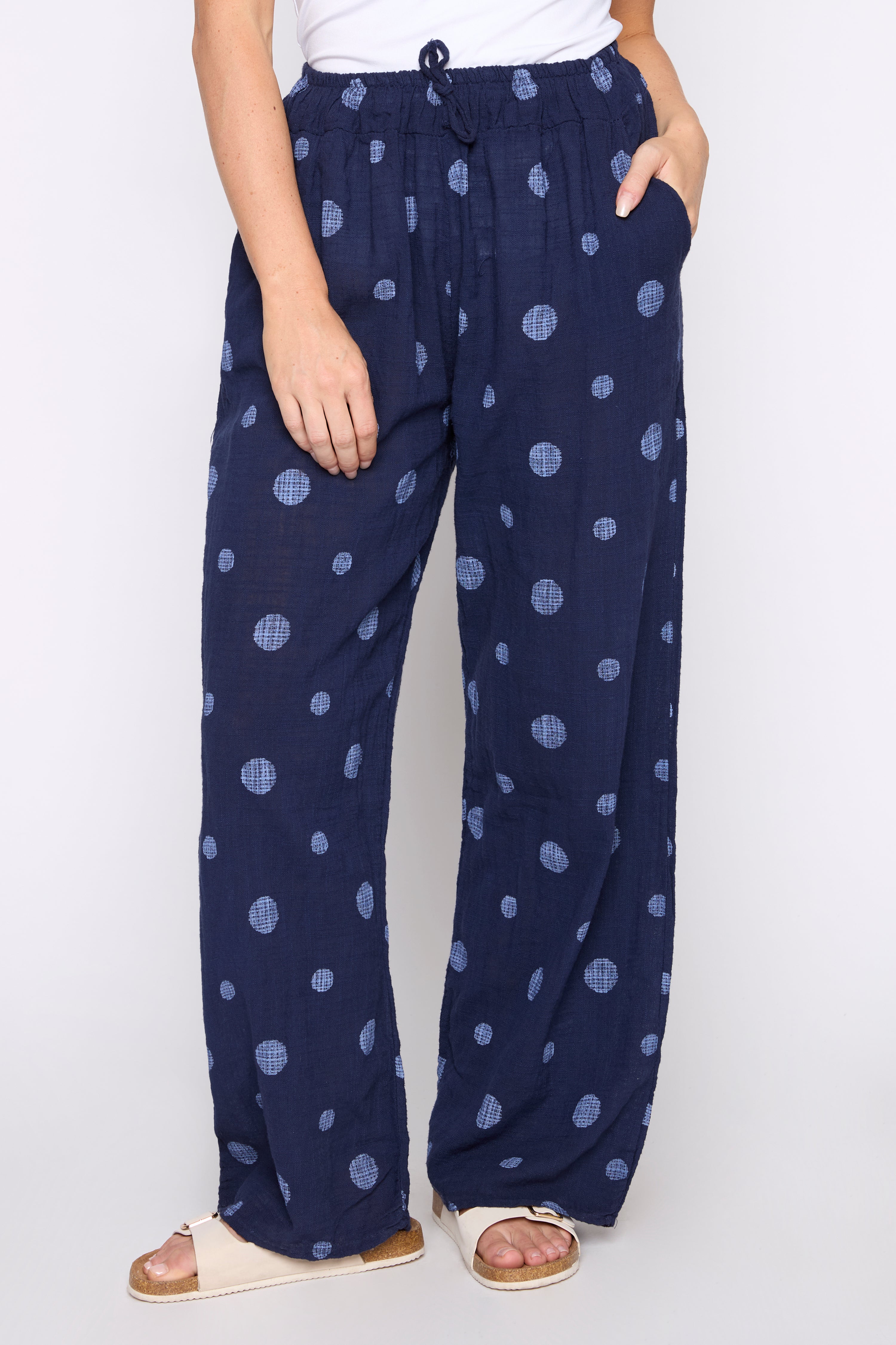 Le pantalon à enfiler à imprimé pois