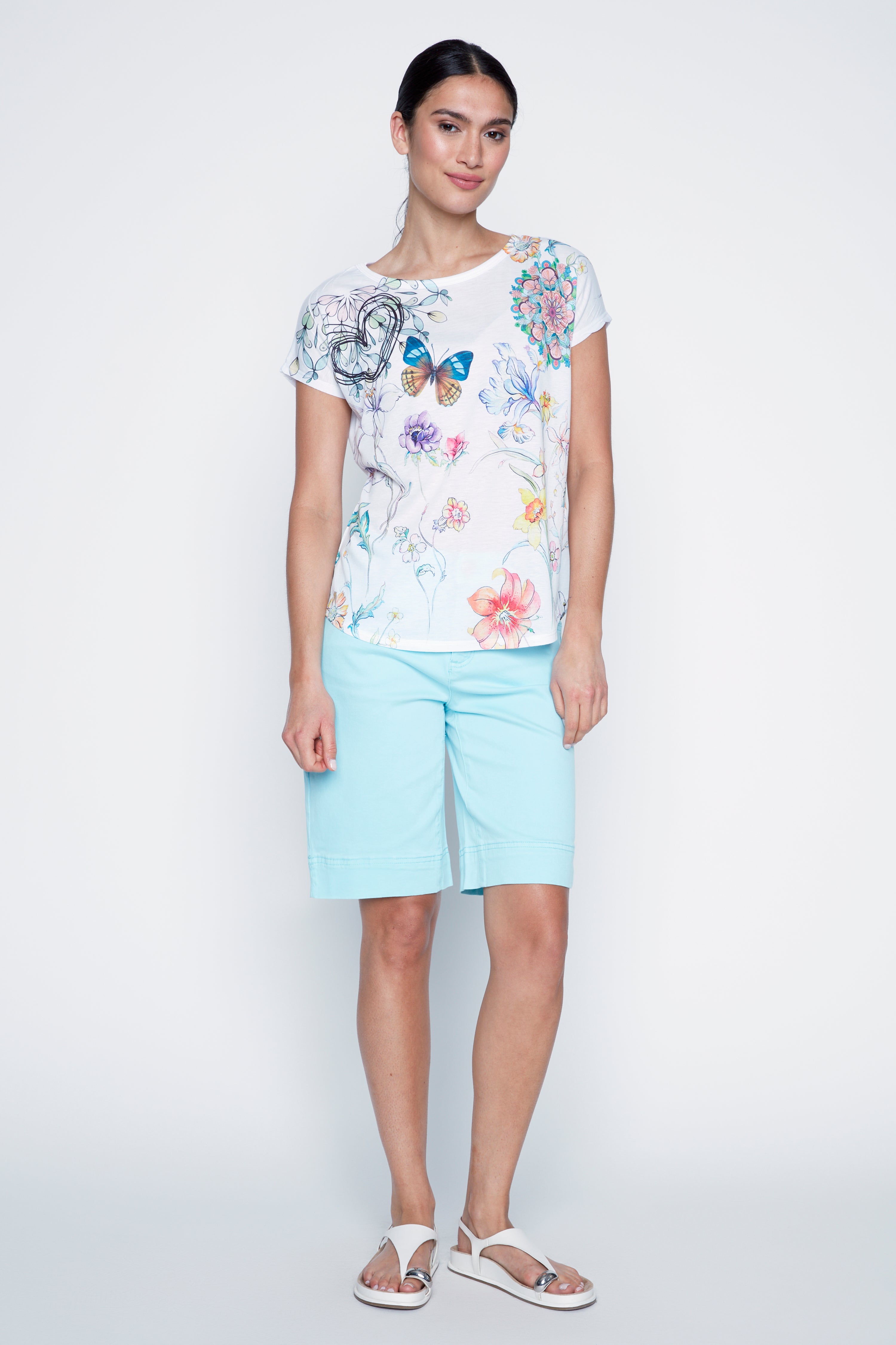 Le t-shirt imprimé floral d'été