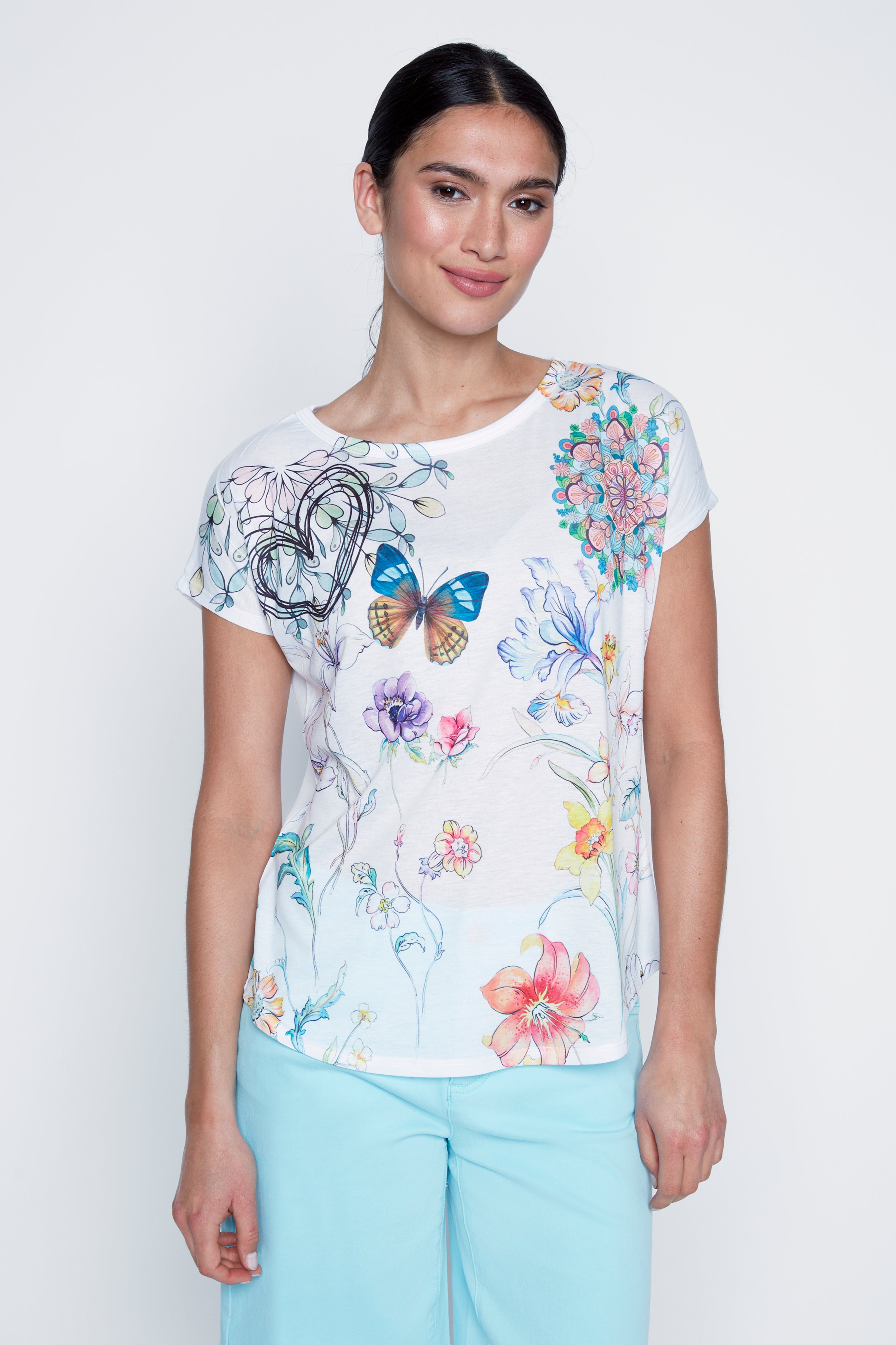 Le t-shirt imprimé floral d'été