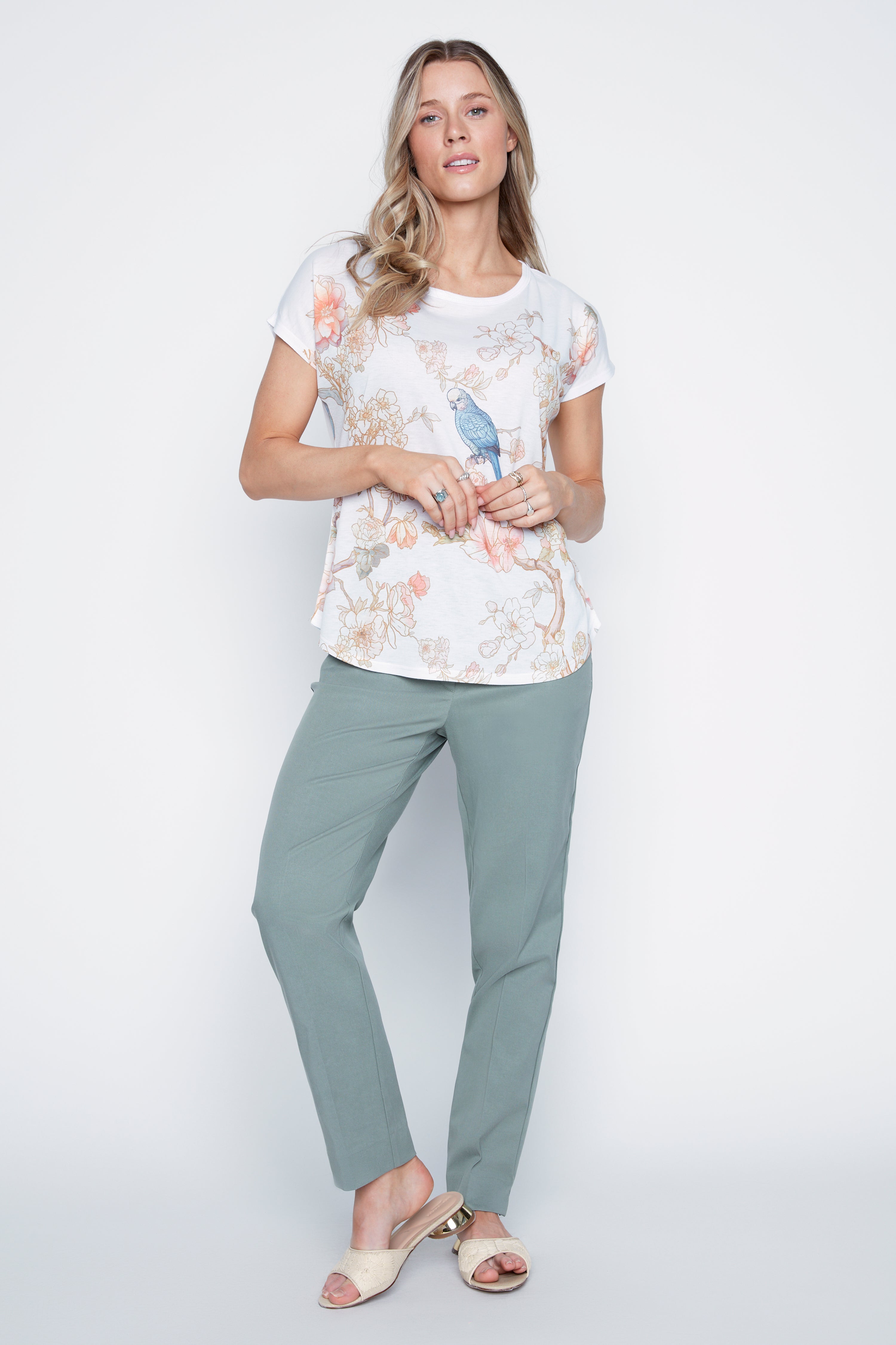 Le t-shirt oiseau dans un arbre
