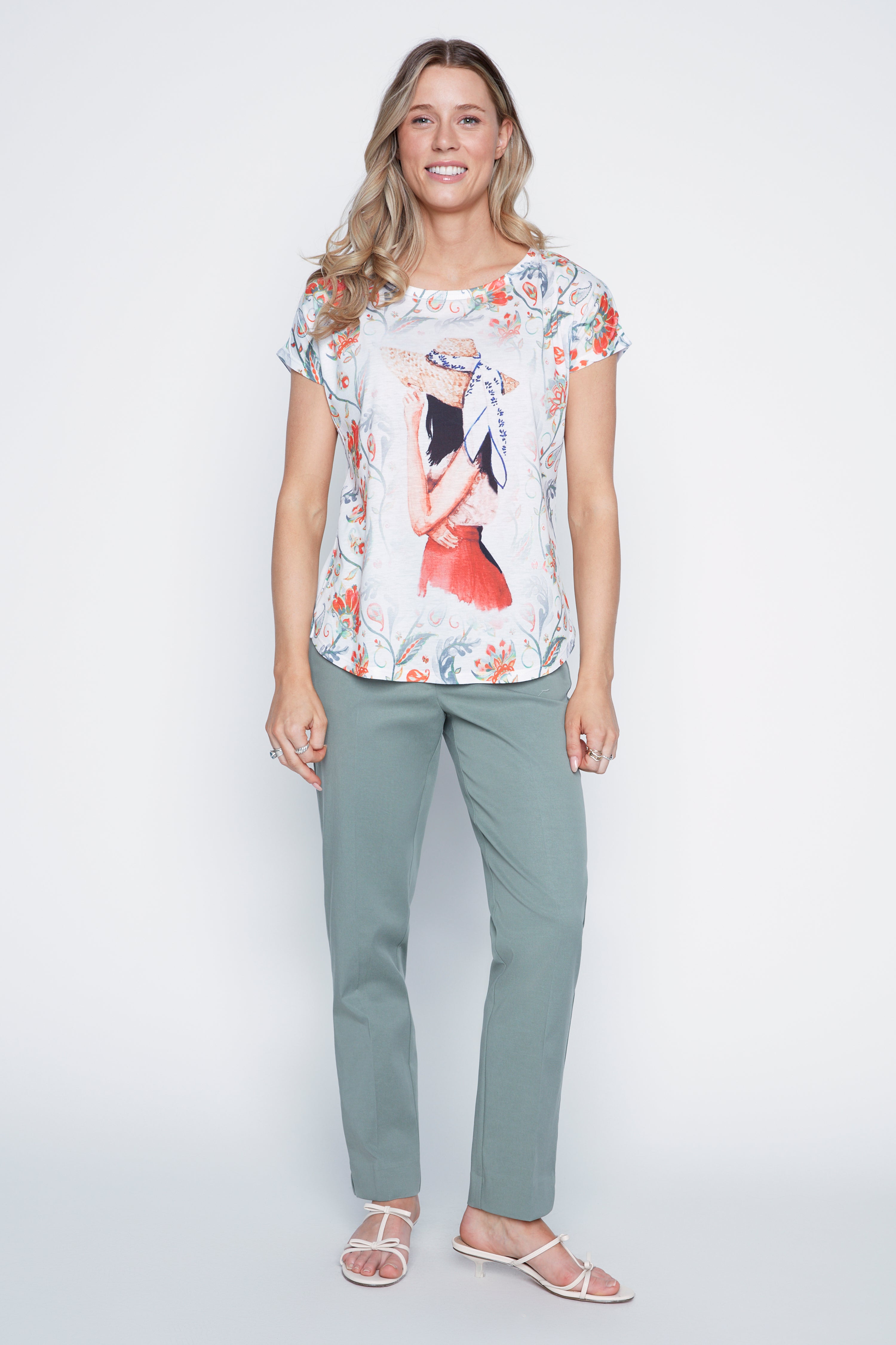 Le t-shirt portrait de fille avec chapeau