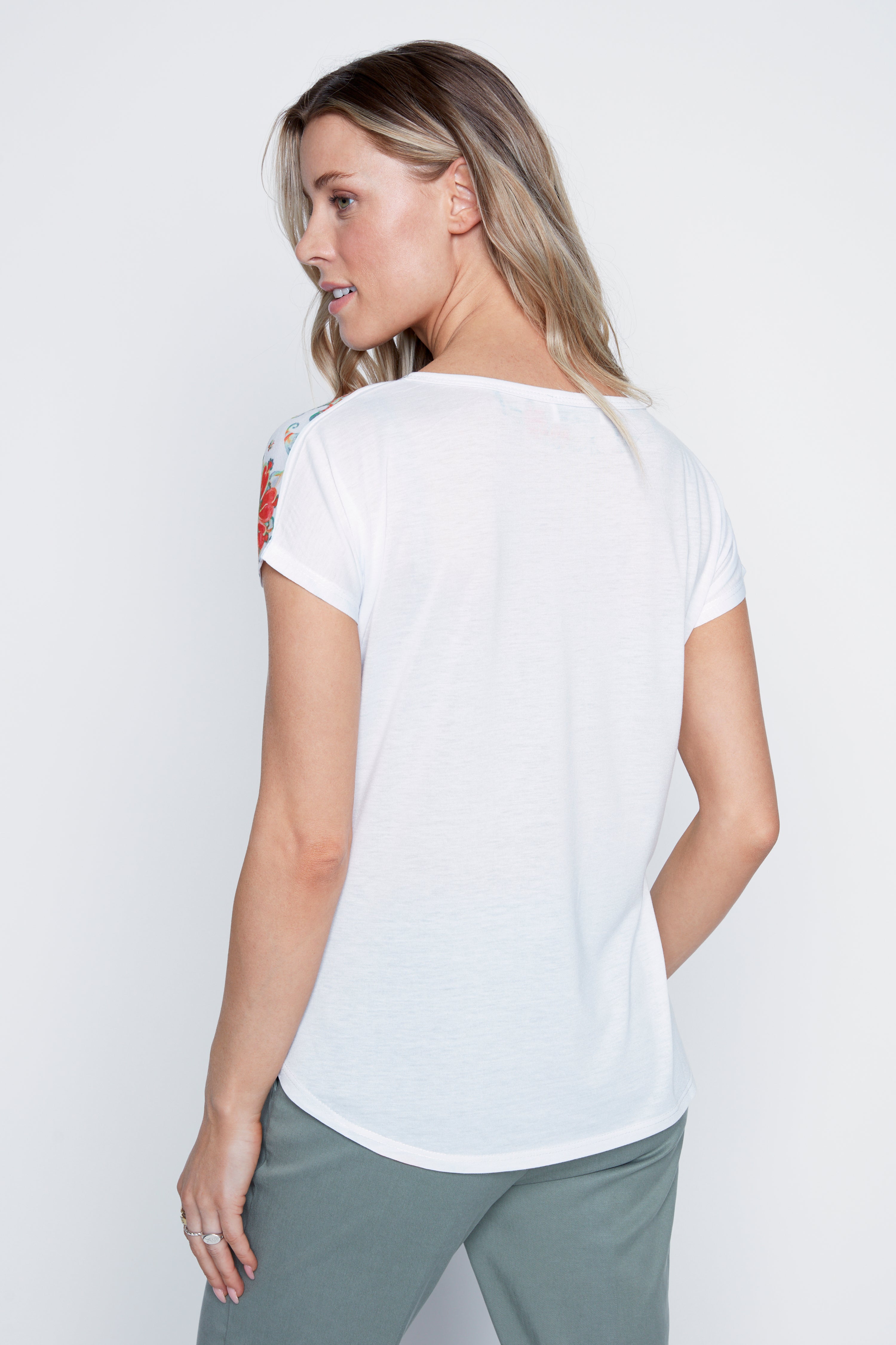 Le t-shirt portrait de fille avec chapeau