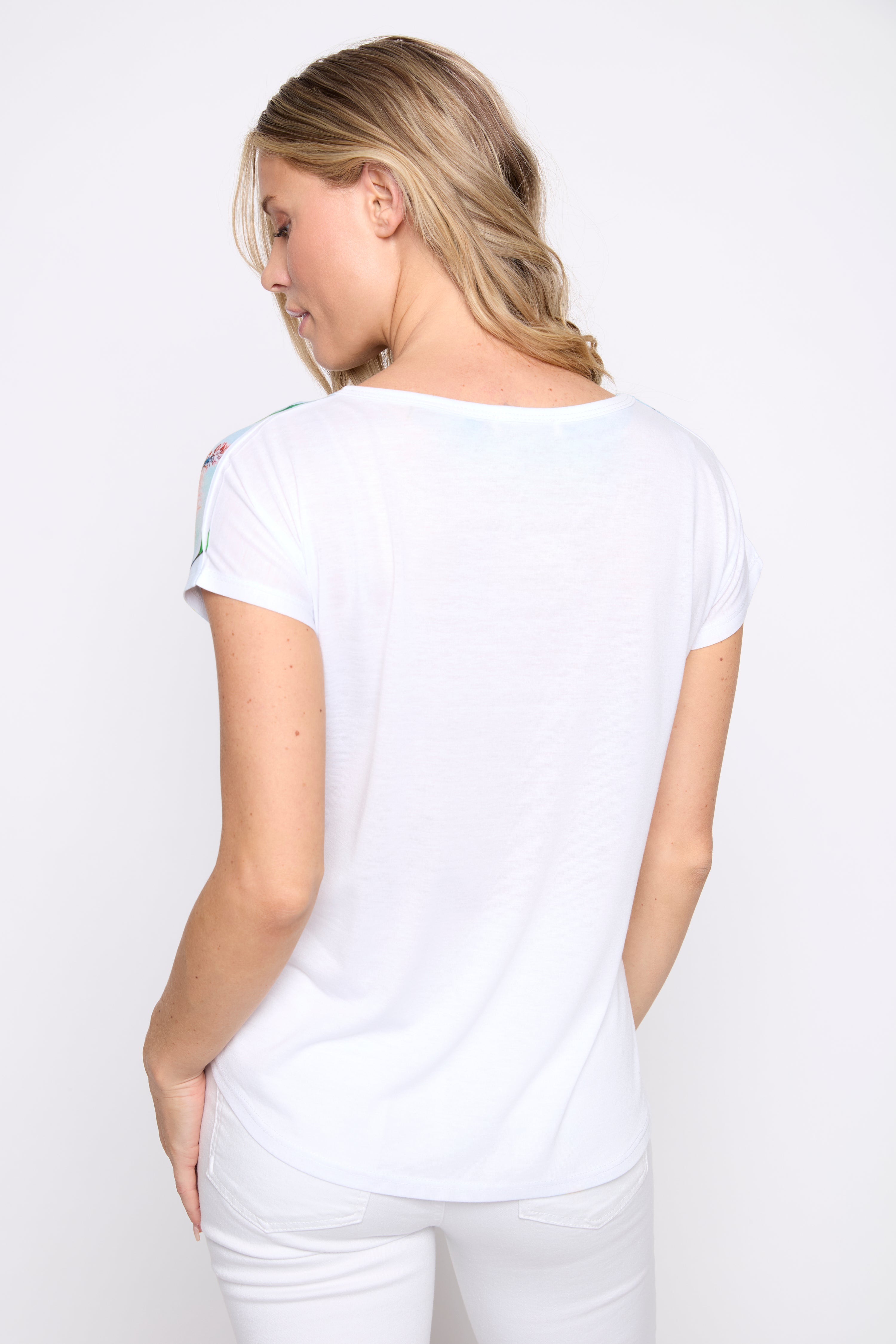 Le t-shirt imprimé floral d'été