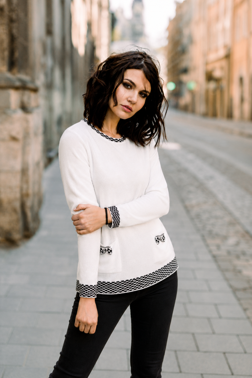 Le pull à bordures contrastantes et poches ornées