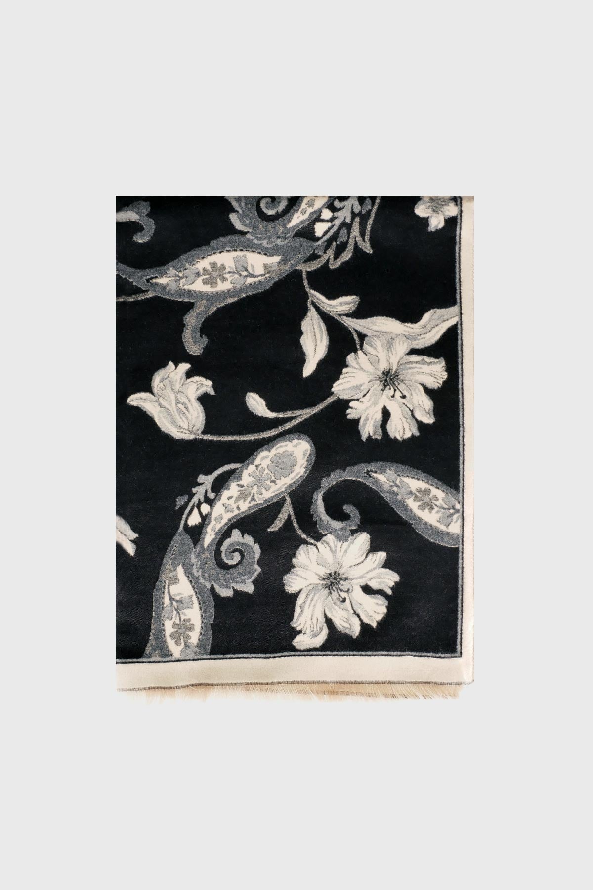 Le foulard à motifs floraux et cachemire